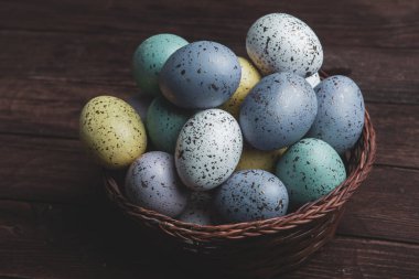 El boyası pastel renkli Paskalya yumurtaları. Mutlu Paskalya tebrik kartları ya da davetiyeler.