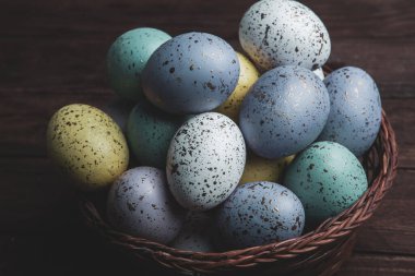 El boyası pastel renkli Paskalya yumurtaları. Mutlu Paskalya tebrik kartları ya da davetiyeler.