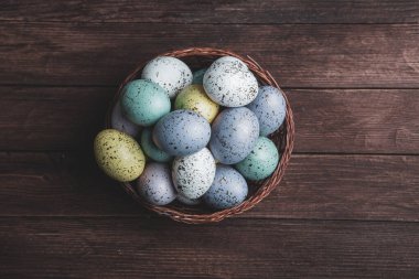 El boyası pastel renkli Paskalya yumurtaları. Mutlu Paskalya tebrik kartları ya da davetiyeler.
