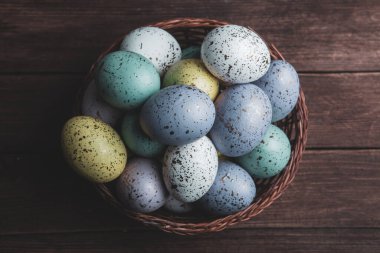 El boyası pastel renkli Paskalya yumurtaları. Mutlu Paskalya tebrik kartları ya da davetiyeler.