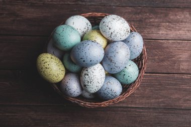 El boyası pastel renkli Paskalya yumurtaları. Mutlu Paskalya tebrik kartları ya da davetiyeler.