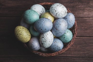 El boyası pastel renkli Paskalya yumurtaları. Mutlu Paskalya tebrik kartları ya da davetiyeler.