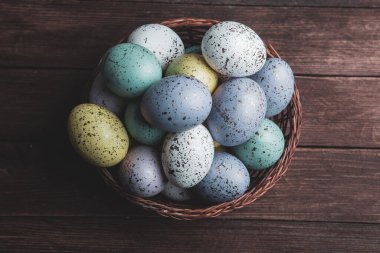 El boyası pastel renkli Paskalya yumurtaları. Mutlu Paskalya tebrik kartları ya da davetiyeler.