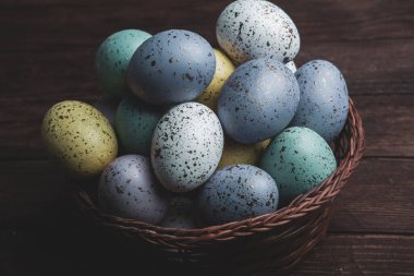 El boyası pastel renkli Paskalya yumurtaları. Mutlu Paskalya tebrik kartları ya da davetiyeler.