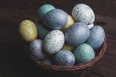 El boyası pastel renkli Paskalya yumurtaları. Mutlu Paskalya tebrik kartları ya da davetiyeler.