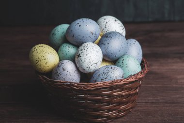 El boyası pastel renkli Paskalya yumurtaları. Mutlu Paskalya tebrik kartları ya da davetiyeler.