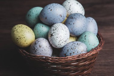 El boyası pastel renkli Paskalya yumurtaları. Mutlu Paskalya tebrik kartları ya da davetiyeler.