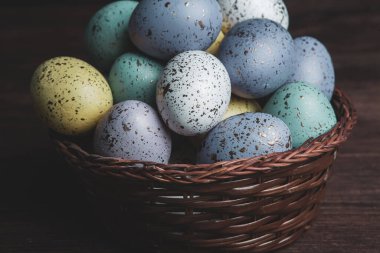 El boyası pastel renkli Paskalya yumurtaları. Mutlu Paskalya tebrik kartları ya da davetiyeler.