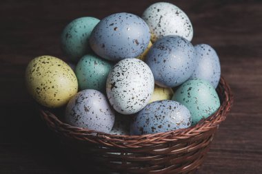 El boyası pastel renkli Paskalya yumurtaları. Mutlu Paskalya tebrik kartları ya da davetiyeler.