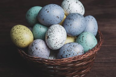 El boyası pastel renkli Paskalya yumurtaları. Mutlu Paskalya tebrik kartları ya da davetiyeler.