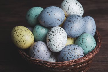 El boyası pastel renkli Paskalya yumurtaları. Mutlu Paskalya tebrik kartları ya da davetiyeler.