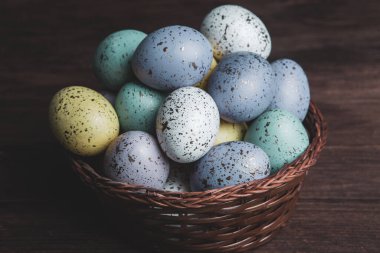 El boyası pastel renkli Paskalya yumurtaları. Mutlu Paskalya tebrik kartları ya da davetiyeler.