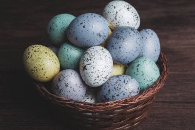 El boyası pastel renkli Paskalya yumurtaları. Mutlu Paskalya tebrik kartları ya da davetiyeler.