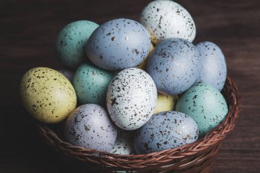 El boyası pastel renkli Paskalya yumurtaları. Mutlu Paskalya tebrik kartları ya da davetiyeler.