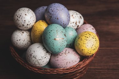 El boyası pastel renkli Paskalya yumurtaları. Mutlu Paskalya tebrik kartları ya da davetiyeler.