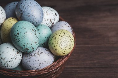 El boyası pastel renkli Paskalya yumurtaları. Mutlu Paskalya tebrik kartları ya da davetiyeler.