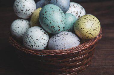 El boyası pastel renkli Paskalya yumurtaları. Mutlu Paskalya tebrik kartları ya da davetiyeler.