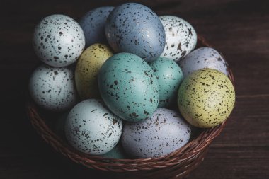 El boyası pastel renkli Paskalya yumurtaları. Mutlu Paskalya tebrik kartları ya da davetiyeler.