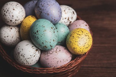 El boyası pastel renkli Paskalya yumurtaları. Mutlu Paskalya tebrik kartları ya da davetiyeler.