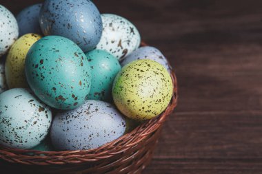 El boyası pastel renkli Paskalya yumurtaları. Mutlu Paskalya tebrik kartları ya da davetiyeler.