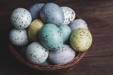 El boyası pastel renkli Paskalya yumurtaları. Mutlu Paskalya tebrik kartları ya da davetiyeler.