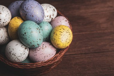 El boyası pastel renkli Paskalya yumurtaları. Mutlu Paskalya tebrik kartları ya da davetiyeler.