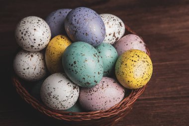 El boyası pastel renkli Paskalya yumurtaları. Mutlu Paskalya tebrik kartları ya da davetiyeler.