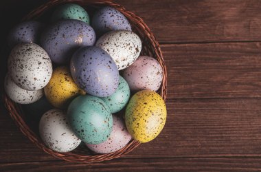 El boyası pastel renkli Paskalya yumurtaları. Mutlu Paskalya tebrik kartları ya da davetiyeler.