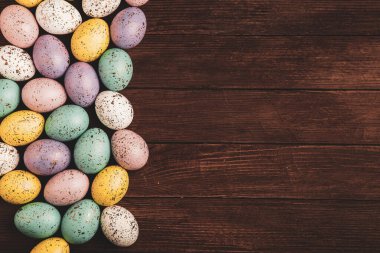 El boyası pastel renkli Paskalya yumurtaları. Mutlu Paskalya tebrik kartları ya da davetiyeler.