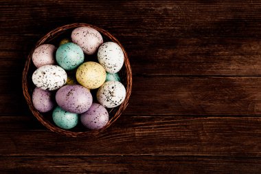 El boyası pastel renkli Paskalya yumurtaları. Mutlu Paskalya tebrik kartları ya da davetiyeler.