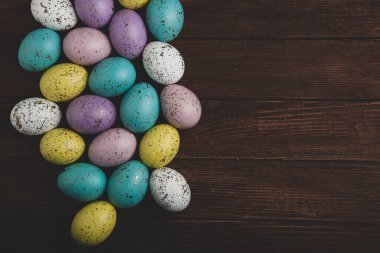 El boyası pastel renkli Paskalya yumurtaları. Mutlu Paskalya tebrik kartları ya da davetiyeler.