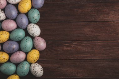 El boyası pastel renkli Paskalya yumurtaları. Mutlu Paskalya tebrik kartları ya da davetiyeler.