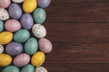 El boyası pastel renkli Paskalya yumurtaları. Mutlu Paskalya tebrik kartları ya da davetiyeler.