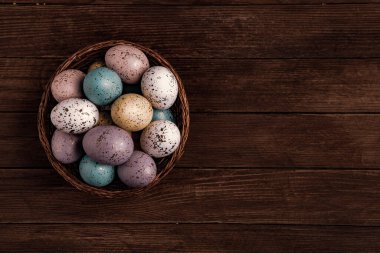 El boyası pastel renkli Paskalya yumurtaları. Mutlu Paskalya tebrik kartları ya da davetiyeler.