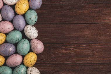 El boyası pastel renkli Paskalya yumurtaları. Mutlu Paskalya tebrik kartları ya da davetiyeler.