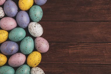 El boyası pastel renkli Paskalya yumurtaları. Mutlu Paskalya tebrik kartları ya da davetiyeler.