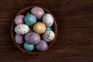 El boyası pastel renkli Paskalya yumurtaları. Mutlu Paskalya tebrik kartları ya da davetiyeler.