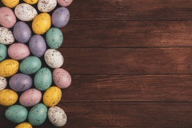 El boyası pastel renkli Paskalya yumurtaları. Mutlu Paskalya tebrik kartları ya da davetiyeler.