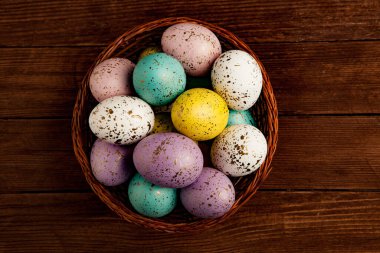 El boyası pastel renkli Paskalya yumurtaları. Mutlu Paskalya tebrik kartları ya da davetiyeler.