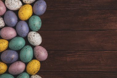 El boyası pastel renkli Paskalya yumurtaları. Mutlu Paskalya tebrik kartları ya da davetiyeler.