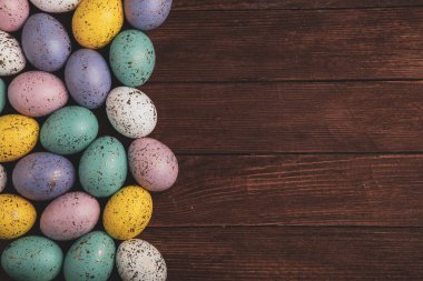 El boyası pastel renkli Paskalya yumurtaları. Mutlu Paskalya tebrik kartları ya da davetiyeler.