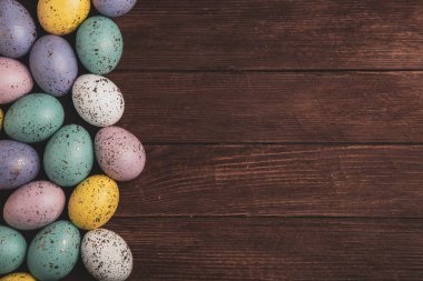 El boyası pastel renkli Paskalya yumurtaları. Mutlu Paskalya tebrik kartları ya da davetiyeler.