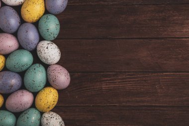 El boyası pastel renkli Paskalya yumurtaları. Mutlu Paskalya tebrik kartları ya da davetiyeler.