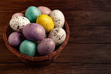 El boyası pastel renkli Paskalya yumurtaları. Mutlu Paskalya tebrik kartları ya da davetiyeler.