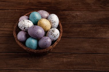 El boyası pastel renkli Paskalya yumurtaları. Mutlu Paskalya tebrik kartları ya da davetiyeler.