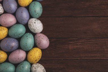 El boyası pastel renkli Paskalya yumurtaları. Mutlu Paskalya tebrik kartları ya da davetiyeler.