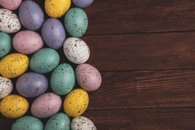 El boyası pastel renkli Paskalya yumurtaları. Mutlu Paskalya tebrik kartları ya da davetiyeler.