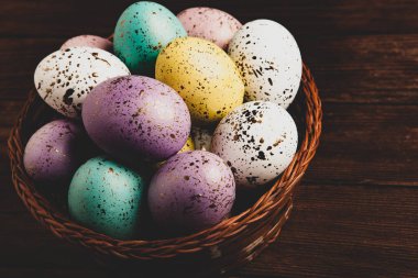 El boyası pastel renkli Paskalya yumurtaları. Mutlu Paskalya tebrik kartları ya da davetiyeler.