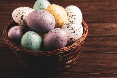 El boyası pastel renkli Paskalya yumurtaları. Mutlu Paskalya tebrik kartları ya da davetiyeler.