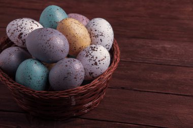 El boyası pastel renkli Paskalya yumurtaları. Mutlu Paskalya tebrik kartları ya da davetiyeler.